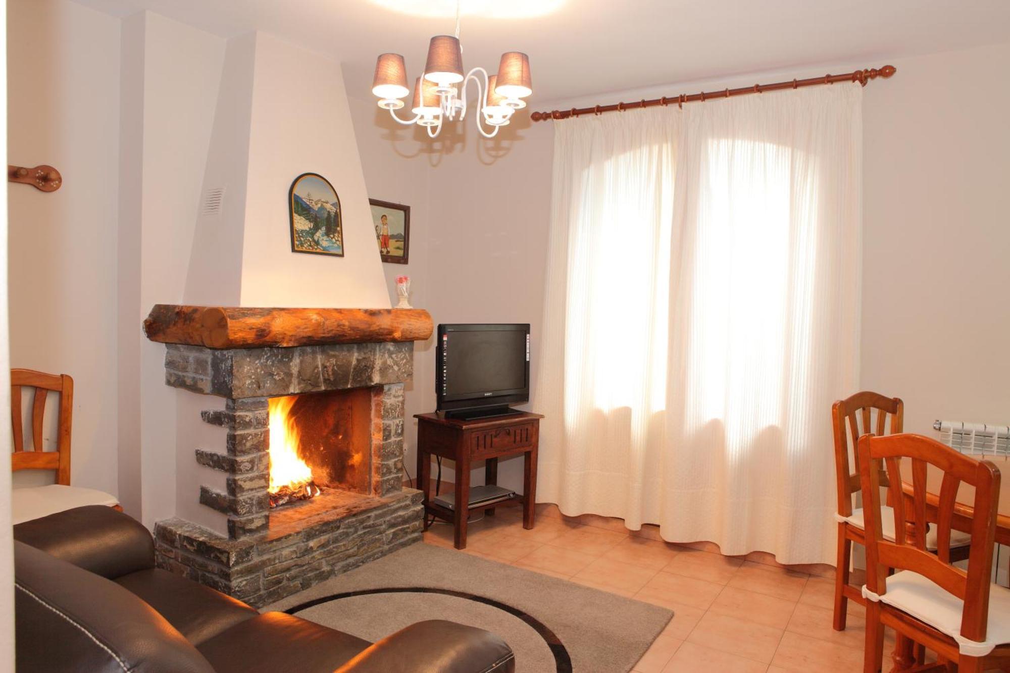 Apartamentos Alba Casa Alquesera Sahun Exteriör bild