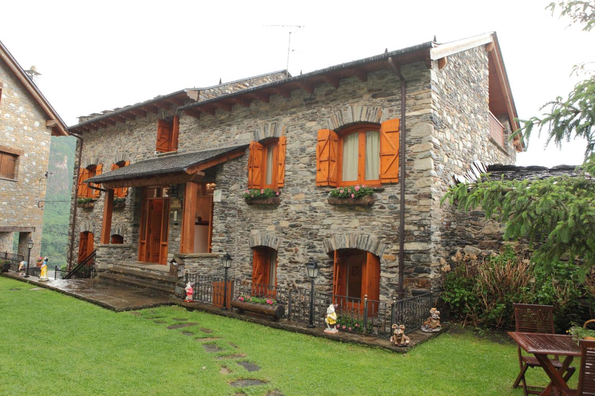 Apartamentos Alba Casa Alquesera Sahun Exteriör bild